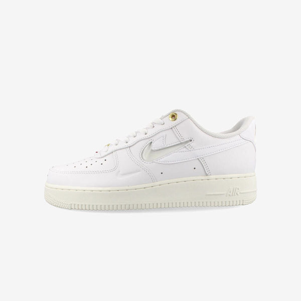 NIKE AIR FORCE 1 '07 PRM WHITE/WHITE/SAIL/TEAM RED