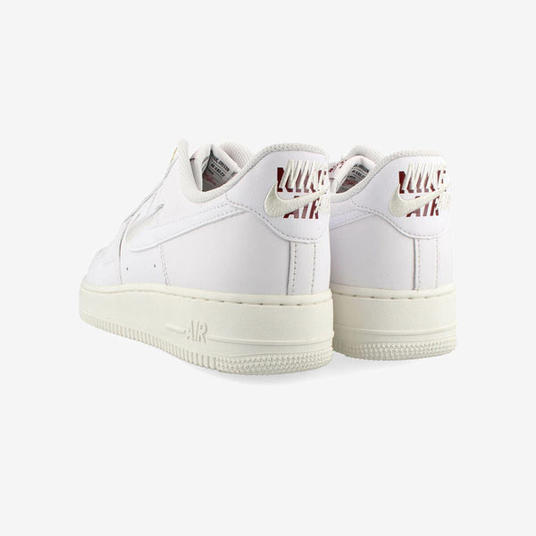 NIKE AIR FORCE 1 '07 PRM WHITE/WHITE/SAIL/TEAM RED