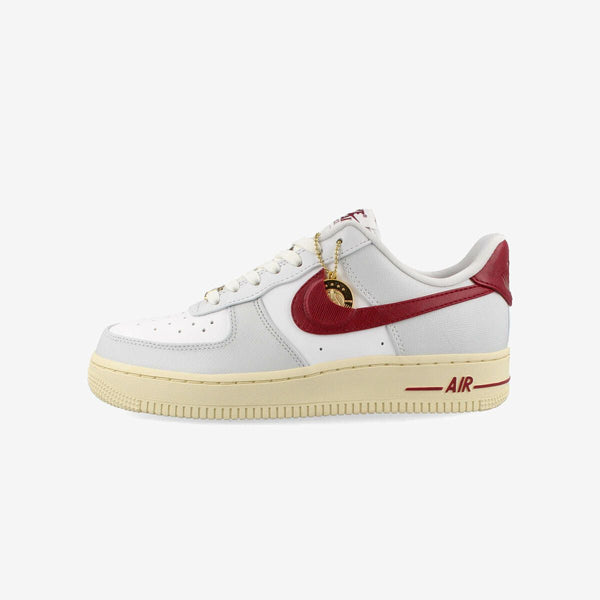 NIKE WMNS AIR FORCE 1 '07 SE PHOTON DUST/TEAM RED/SUMMIT WHITE/MUSLIN