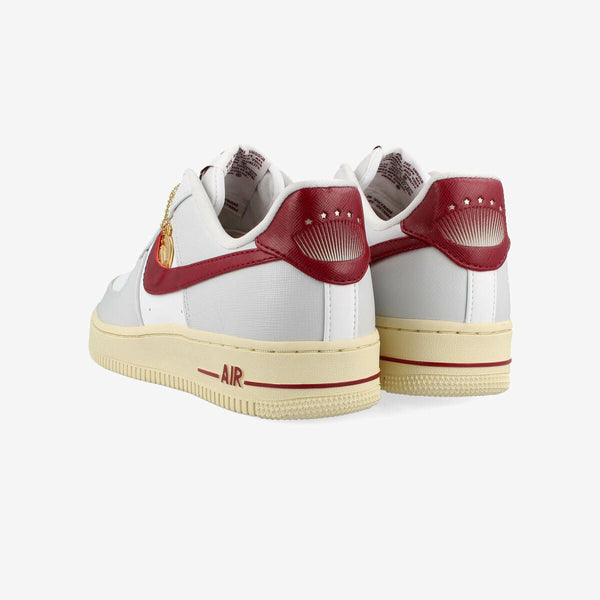 NIKE WMNS AIR FORCE 1 '07 SE PHOTON DUST/TEAM RED/SUMMIT WHITE/MUSLIN