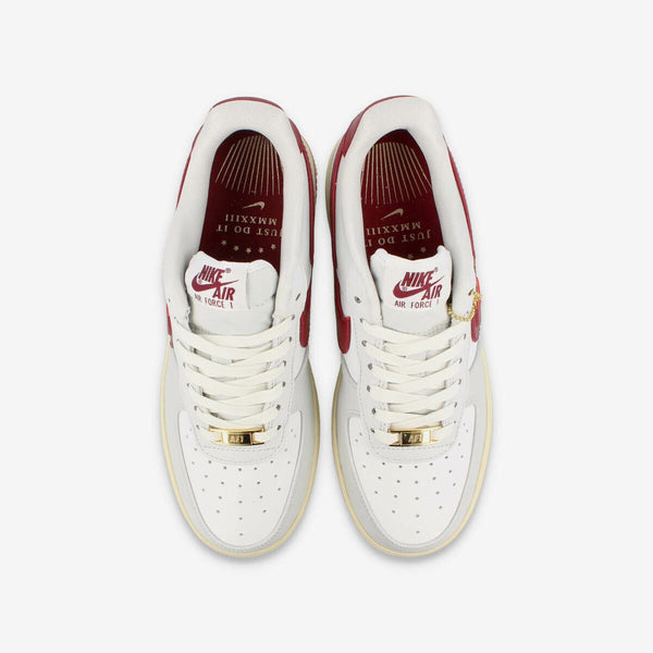 NIKE WMNS AIR FORCE 1 '07 SE PHOTON DUST/TEAM RED/SUMMIT WHITE/MUSLIN