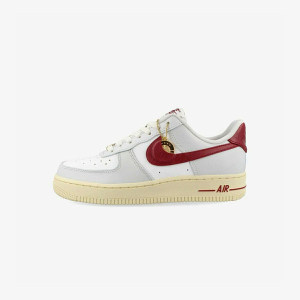 NIKE WMNS AIR FORCE 1 '07 SE PHOTON DUST/TEAM RED/SUMMIT WHITE/MUSLIN