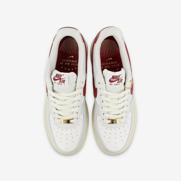 NIKE WMNS AIR FORCE 1 '07 SE PHOTON DUST/TEAM RED/SUMMIT WHITE/MUSLIN