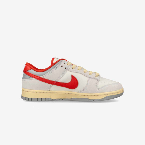 NIKE DUNK LOW SE SAIL/PICANTE RED/PHOTON DUST – KICKS LAB.