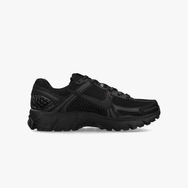 NIKE ZOOM VOMERO 5 BLACK/BLACK