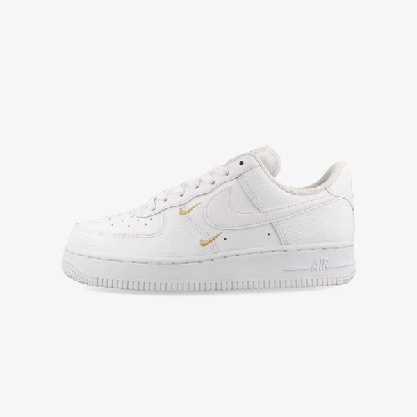 NIKE WMNS AIR FORCE 1 '07 ESSENTIAL WHITE/WHITE/METALLIC GOLD