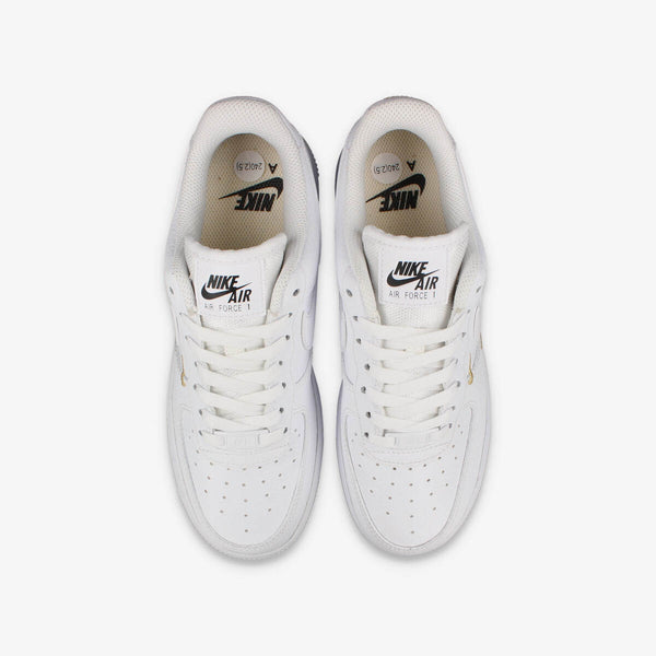 NIKE WMNS AIR FORCE 1 '07 ESSENTIAL WHITE/WHITE/METALLIC GOLD