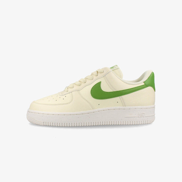 NIKE WMNS AIR FORCE 1 '07 NEXT NATURE COCONUT MILK/SAIL/VOLT/CHLOROPHYLL