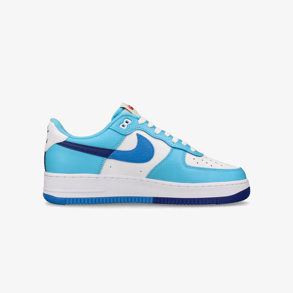 NIKE AIR FORCE 1 '07 LV8 [SPLIT] WHITE/DEEP ROYAL BLUE/BALTIC BLUE/LIGHT PHOTO BLUE