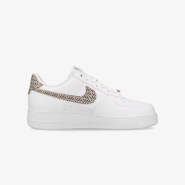 NIKE WMNS AIR FORCE 1 '07 LX [UNITED IN VICTORY] WHITE/HEMP/BLACK