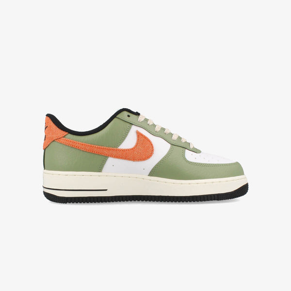 NIKE AIR FORCE 1 '07 OIL GREEN/WHITE/SAIL/SAFETY ORANGE