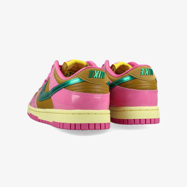 NIKE WMNS DUNK LOW PG QS 【PARRIS GOEBEL】 PLAYFUL PINK/MULTI COLOR/BRONZINE