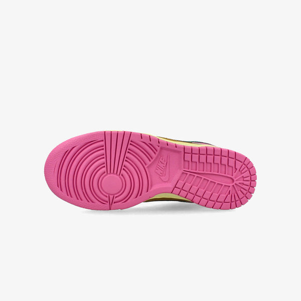 NIKE WMNS DUNK LOW PG QS 【PARRIS GOEBEL】 PLAYFUL PINK/MULTI COLOR/BRONZINE