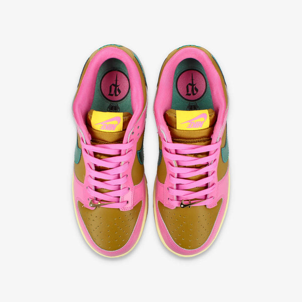 NIKE WMNS DUNK LOW PG QS 【PARRIS GOEBEL】 PLAYFUL PINK/MULTI COLOR/BRONZINE